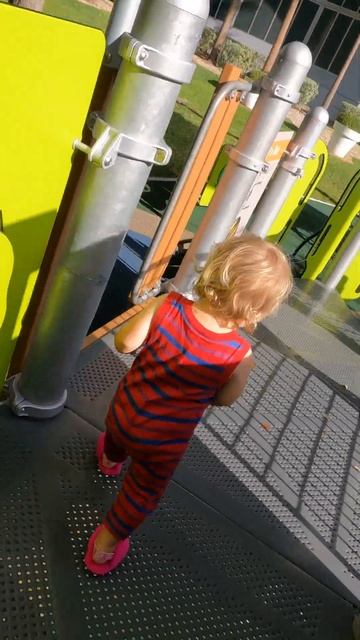 Веселье в солнечный день! Милая Наоми счастливо играе? смотреть онлайн