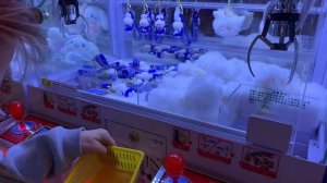 Автомат с игрушками в Китае. Милана хочет игрушку / Milana