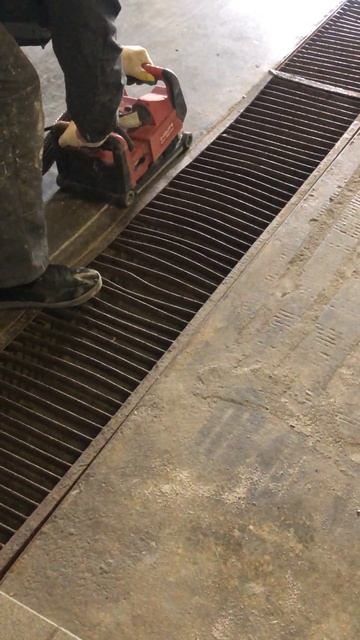 Нарезка штроб перед устройством полиуретан-цементного покрытия. смотреть онлайн