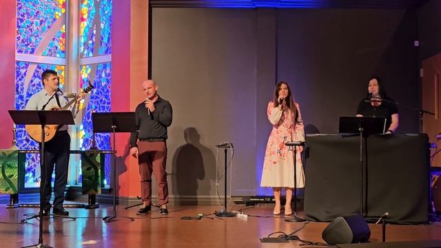 Буду жить под защитой Твоих крыл