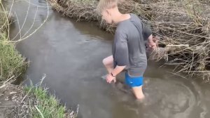 Рыбалка руками в ручье. ПОЙМАЛ ОГРОМНОГО..