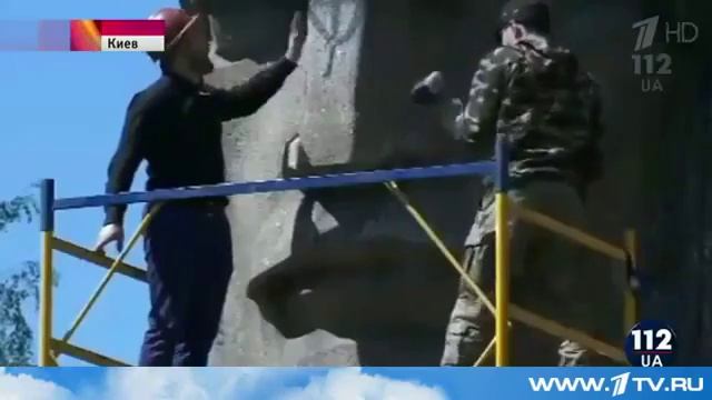 В Киеве радикалы совершили попытку разрушить памятни? смотреть онлайн
