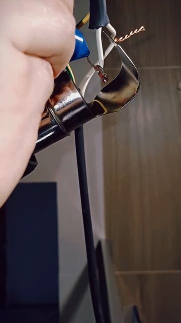 КАК ПРИПАЯТЬ СКРУТКУ ПРОВОДОВ СТРОИТЕЛЬНЫМ ФЕНОМ смотреть онлайн