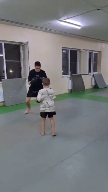 Лев 6 лет, тренировка кикбоксинг #shortvideo #boxing #combatsports #mma смотреть онлайн