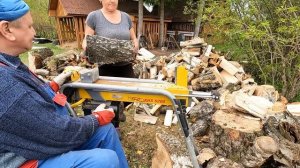 Колем дрова дровоколом.