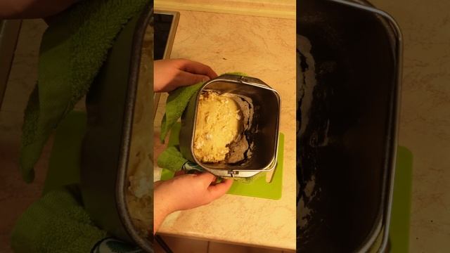 Купил хлебопечку по пути домой, первый хлеб комом))) #shor смотреть онлайн