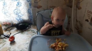 малыш ест сам макароны в 1г.3м.