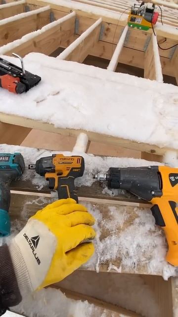 Чем крутить шурупы? #строюдом #стройка #строюсам #шуруп смотреть онлайн