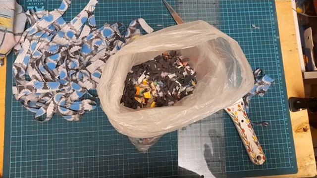 Коврик из полос ткани  Режу б/у женское платье.