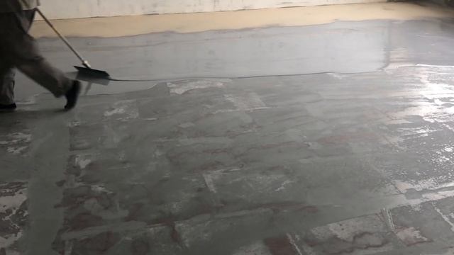 Нанесение кварцевого песка для армирования полимерных полов смотреть онлайн