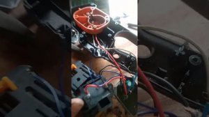 Замена платы управления аккумуляторной цепной пилы.