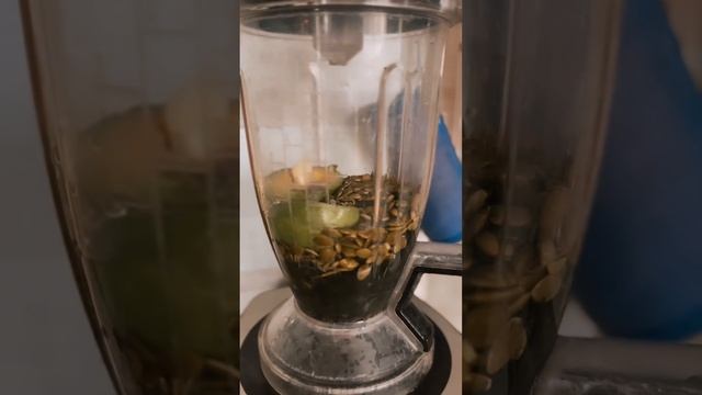 Живой соус. Авокадо, вакаме, чеснок, семечки тыквы. Имп?