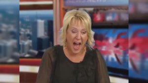 Популярный мем, где женщина смеётся.