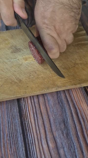 Даже тупой пчак, продолжает резать. Кромсаю колбасу но смотреть онлайн