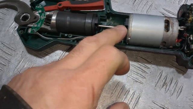 Аккумуляторный секатор Parkside PAAS 20-Li B1 не включается.