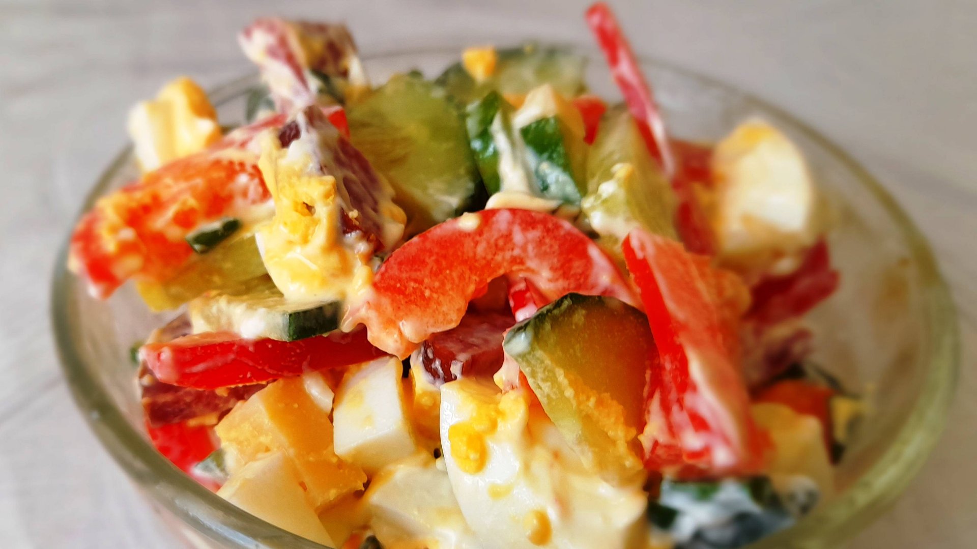 Салат с сыром, колбасой и болгарским перцем смотреть онлайн