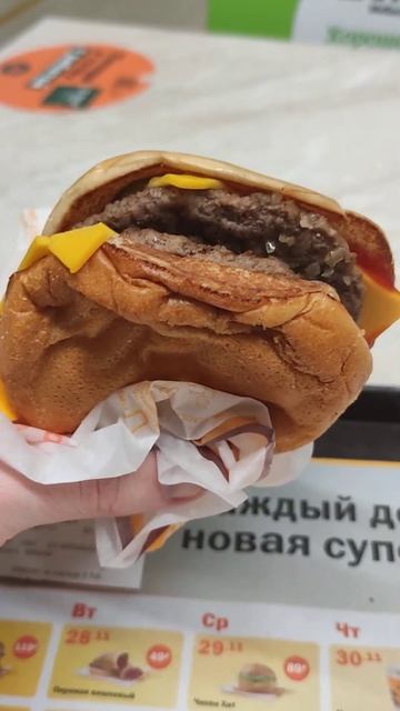 Обзор и дегустация двойного чизбургера во вкусно и то? смотреть онлайн