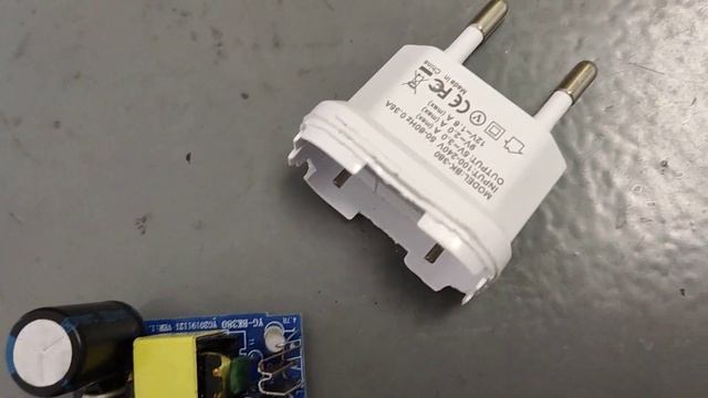 Зарядка нагрелась и конденсаторы полетели