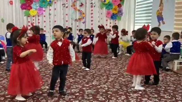 танец малышей младшая  группа подпишись  и пожалуйста