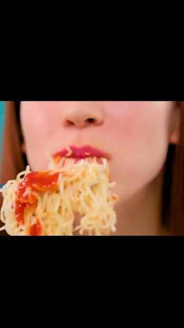 девочка в розовом ест пасту смотреть онлайн