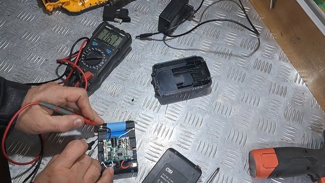 АКБ мини пилы 21в  не заряжается - ремонт.