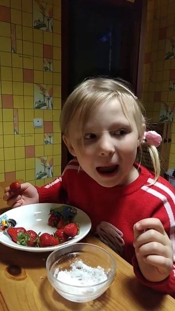 Как правильно есть клубнику? смотреть онлайн