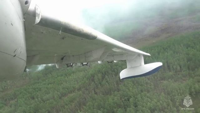 В Хабаровском крае авиация МЧС России тушит лесной пожар смотреть онлайн