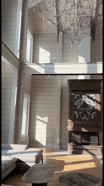 Гостиная в два света с роскошной люстрой и светлая кух