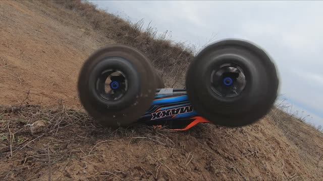 Traxxas Maxx на бездорожье. Мощный зверь