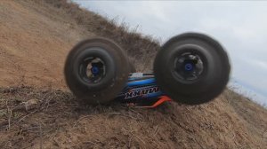 Traxxas maxx на бездорожье. Мощный зверь