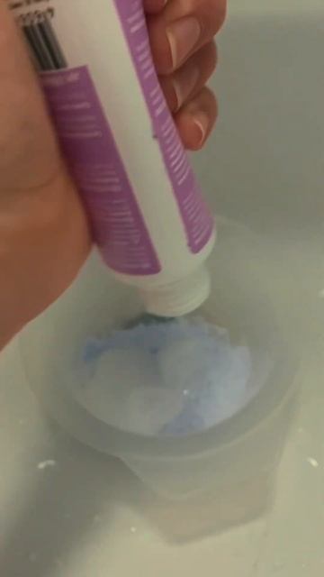 Зачем стилисты, если есть краска дома. Покрасил сам се? смотреть онлайн