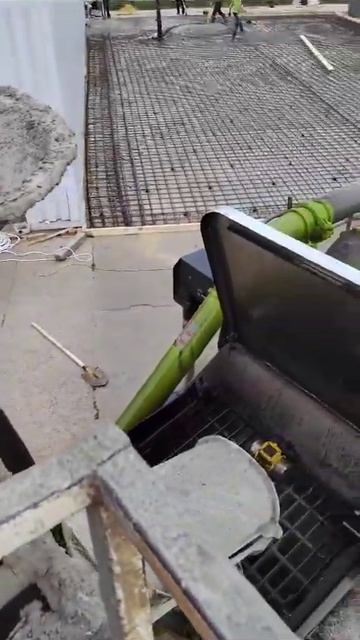 Заливка фундамента. Работа бетономешалки. смотреть онлайн