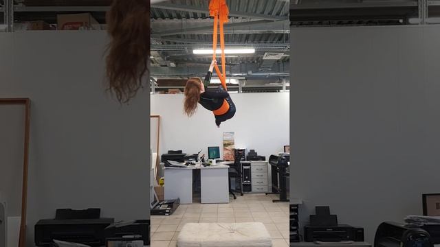 Связка на гамаке с вращением. Стойка на руках. Акробат? смотреть онлайн