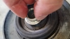 Люфт в посадке опоры амортизатора.mp4