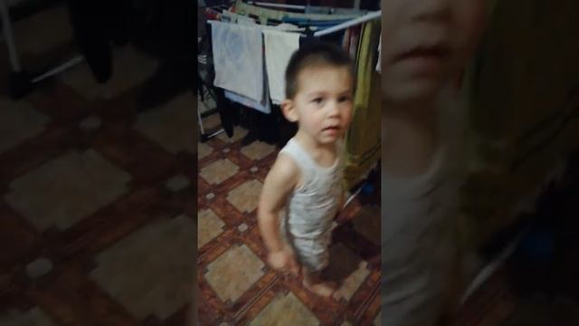 Ребёнок ругает маму что бы пошла посуду мыть