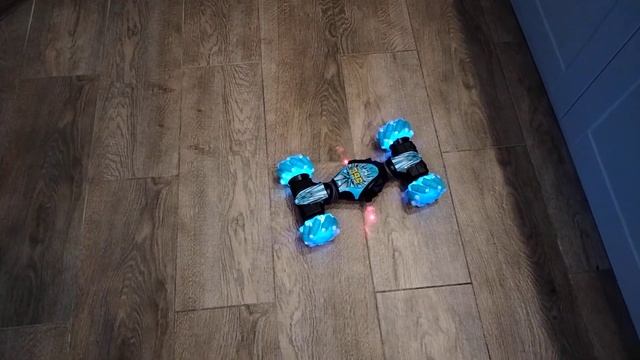 Машинка трюковая на радиоуправлении