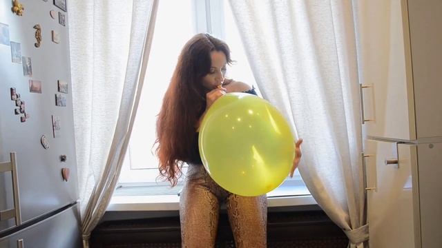 Девушка надувает шарик до тех пор пока он не лопнет 🎈