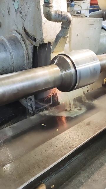 Шлифовка валов на круглошлифовальном станке#shorts смотреть онлайн