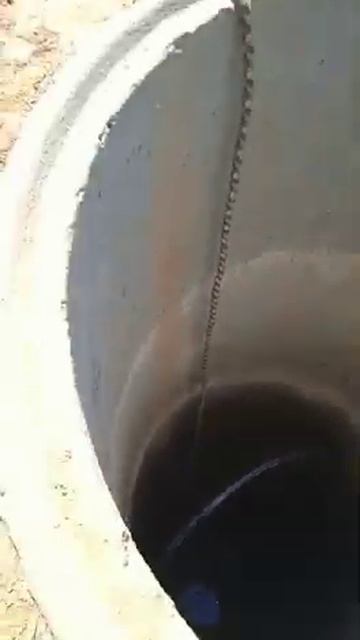 Вычистили водяной колодец. достали два камушка #работ? смотреть онлайн