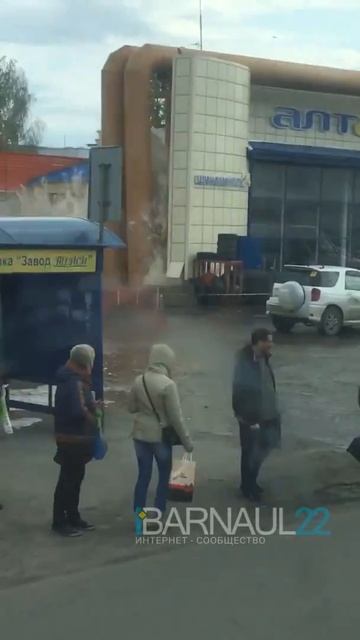 Прорвало трубу на ЗСВ, Барнаул смотреть онлайн
