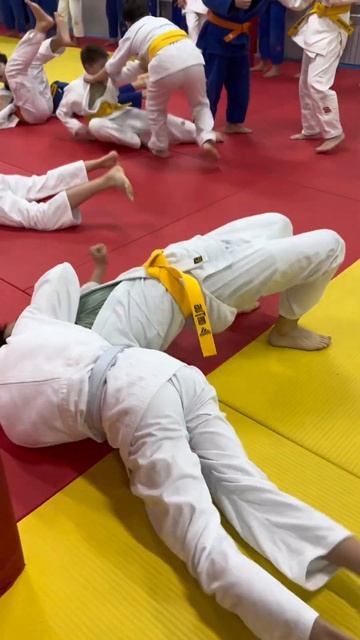 По обычаю всех борцов в конце недели прошёл день схват смотреть онлайн