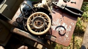 Сломался стартер мотоблока, завели с помощью веревки.