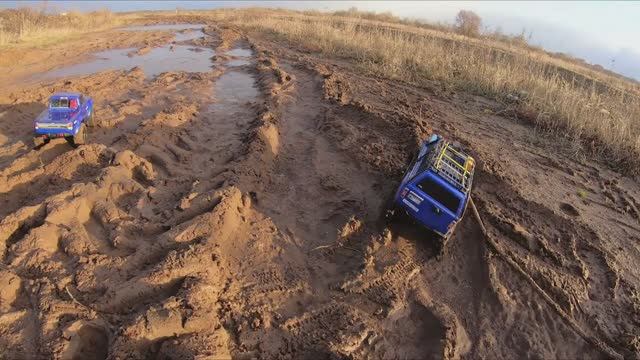 Скоростное трофи на внедорожниках по грязи