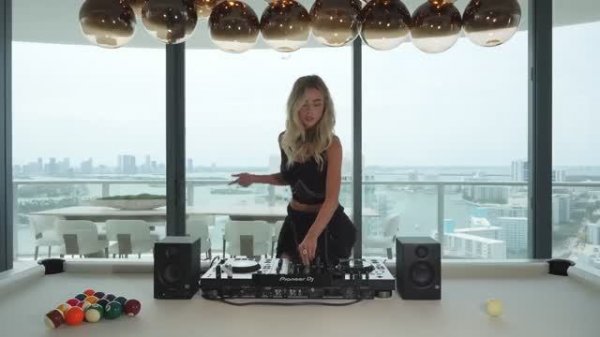 OLIWIA MOON - Melodic House & Techno Set