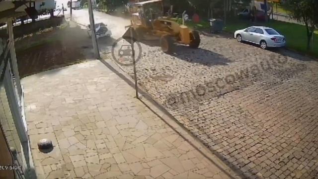 😳Машину разорвало на части, когда рядом лопнула покр?