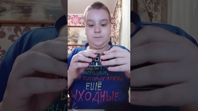 Артем выключал ДВД-плеер supra и выключал телефон keneksi