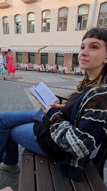 Девушка шьёт одежду и читает 🥰 смотреть онлайн