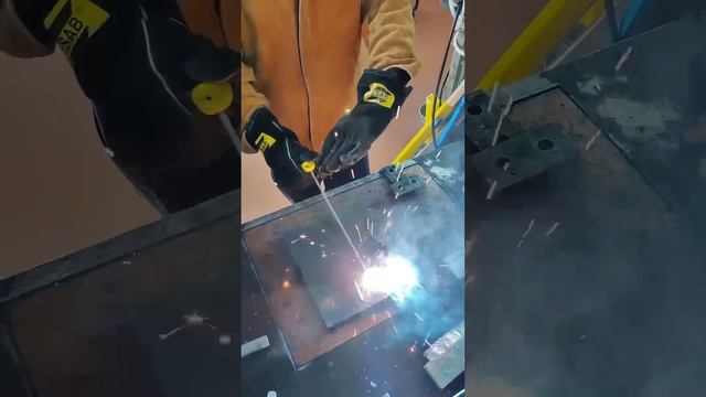 Сварочный зверь, зовут его hugong estick 200, с выставки ушло 5 смотреть онлайн