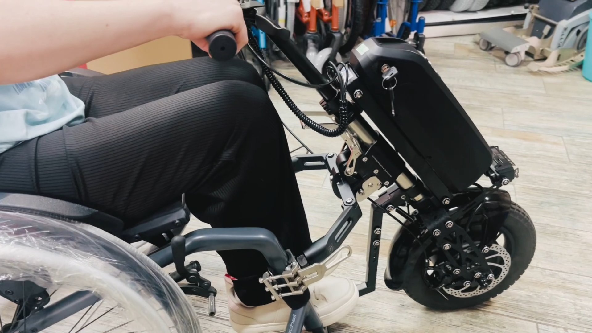 МОЩНАЯ ЭЛЕКТРОПРИСТАВКА ДЛЯ ИНВАЛИДНОЙ КОЛЯСКИ С НАДЁЖНЫМ КРЕПЛЕНИЕМ смотреть онлайн