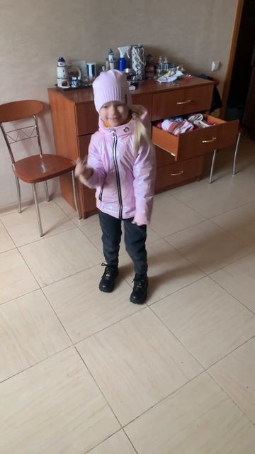 Алинка танцует